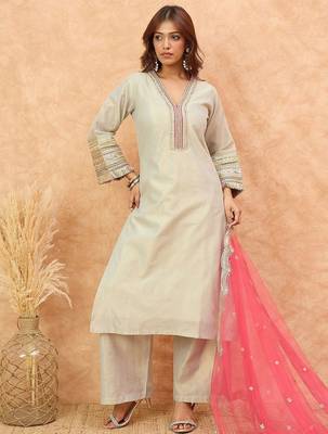 Women Solid Kurta with Trousers & Dupatta 6