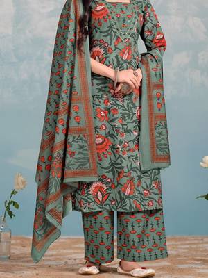 Women Floral Printed Regular Kurta with Trousers & With Dupatta 3