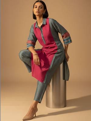 Women Colourblocked Regular Kurta with Trousers 2