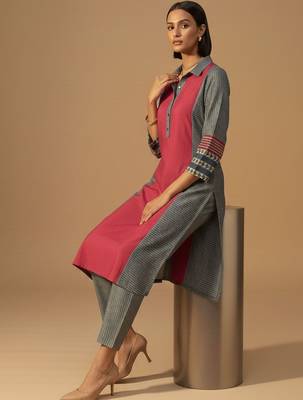 Women Colourblocked Regular Kurta with Trousers 3