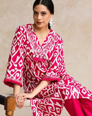 Women Floral Printed Regular  Cotton Kurta with Trousers 2