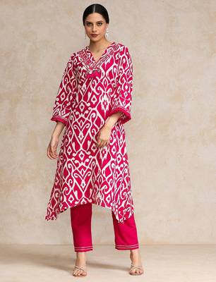 Women Floral Printed Regular  Cotton Kurta with Trousers 1