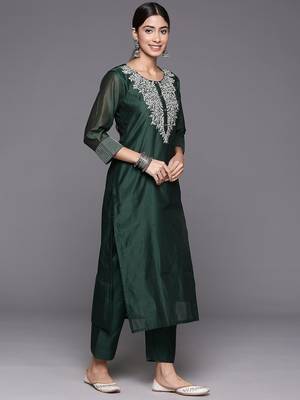 Floral Embroidered Regular Chanderi Silk Zari Republic Day Kurta with Trousers & Dupatta 6