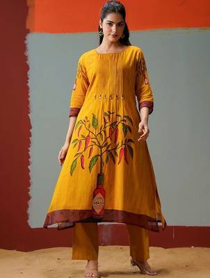 Women Printed Panelled Kurta with Trousers 1