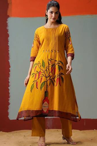 Women Printed Panelled Kurta with Trousers