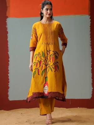 Women Printed Panelled Kurta with Trousers 3