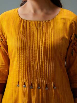 Women Printed Panelled Kurta with Trousers 5