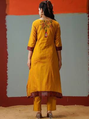 Women Printed Panelled Kurta with Trousers 6