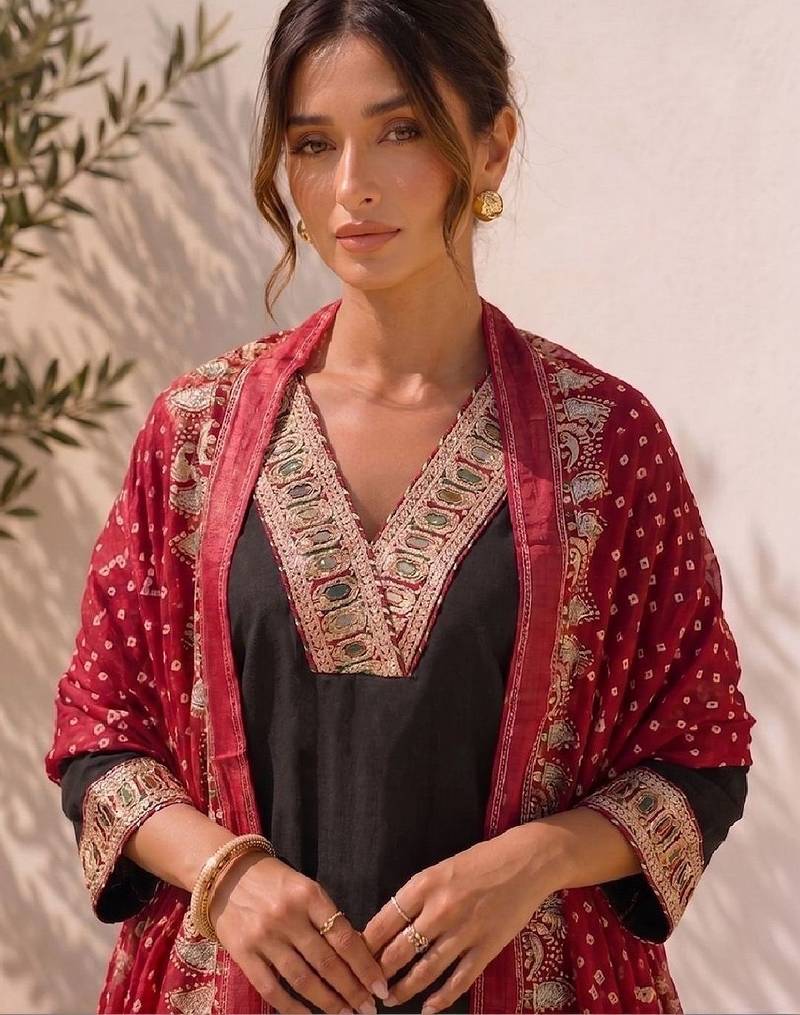 Women Ethnic Motifs Regular Thread Work Kurta with Trousers & With Dupatta