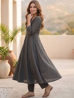 Women Regular Thread Work Kurta with Trousers & With Dupatta 1