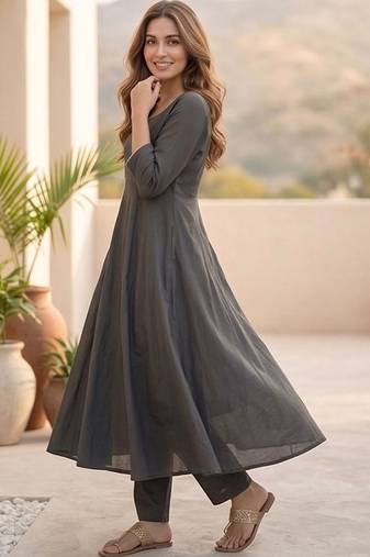 Women Regular Thread Work Kurta with Trousers & With Dupatta