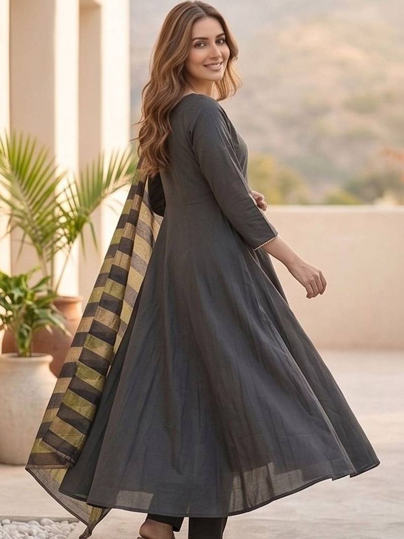 Women Regular Thread Work Kurta with Trousers & With Dupatta