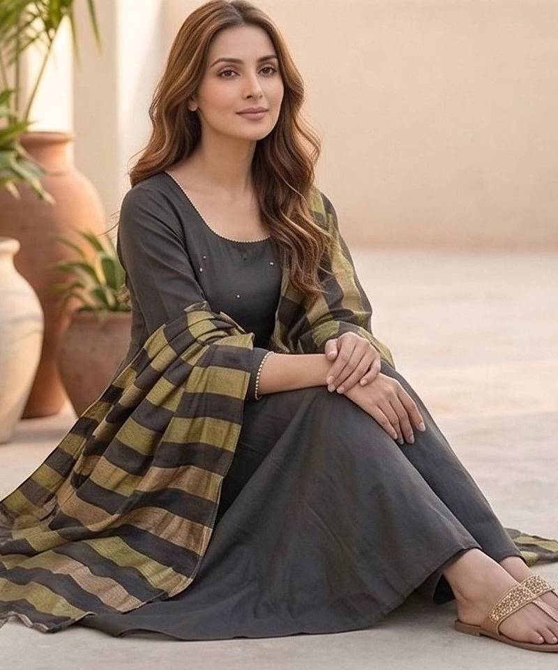 Women Regular Thread Work Kurta with Trousers & With Dupatta