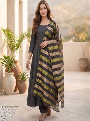 Women Regular Thread Work Kurta with Trousers & With Dupatta 7
