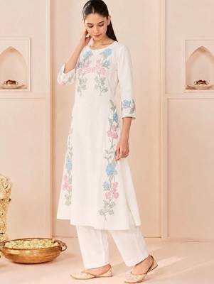 Women Floral Embroidered Regular Thread Work Kurta with Trousers 1