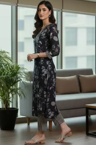 Women Floral Printed Regular Kurta with Trousers