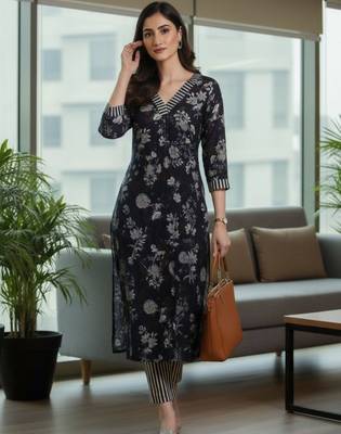 Women Floral Printed Regular Kurta with Trousers 5