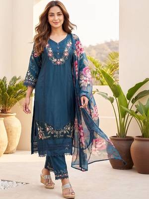Women Floral Embroidered Regular Thread Work  Cotton Kurta with Trousers & With Dupatta 5