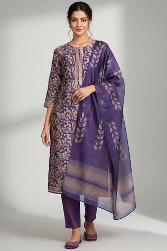 Women Floral Printed Regular Thread Work Chanderi Silk Kurta with Trousers & With Dupatta