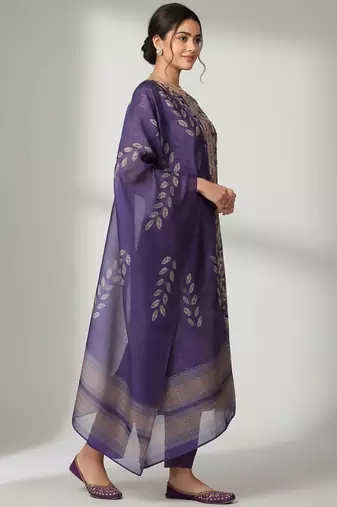 Women Floral Printed Regular Thread Work Chanderi Silk Kurta with Trousers & With Dupatta