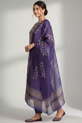 Women Floral Printed Regular Thread Work Chanderi Silk Kurta with Trousers & With Dupatta