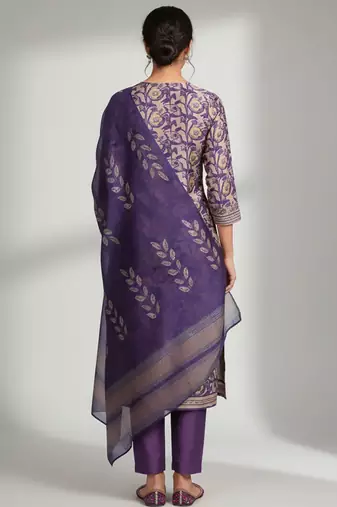 Women Floral Printed Regular Thread Work Chanderi Silk Kurta with Trousers & With Dupatta