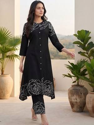 Women Floral Printed Regular  Cotton Kurta with Trousers 4