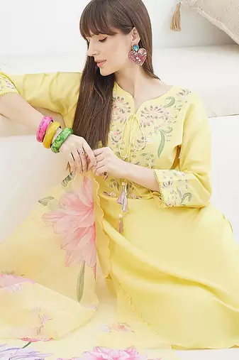 Floral Embroidered Straight Thread Work Kurta With Trousers & Dupatta