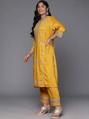 Plus Size Motifs Embroidered Regular Kurta with Trousers & With Dupatta 3
