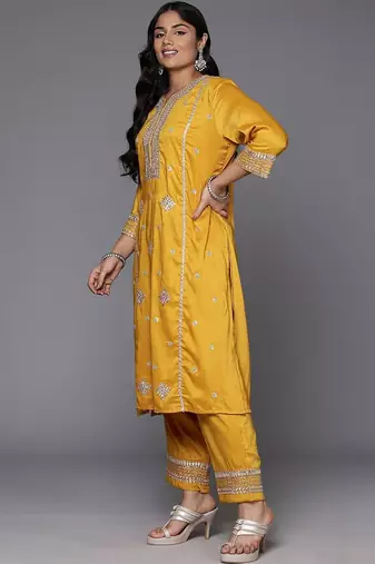 Plus Size Motifs Embroidered Regular Kurta with Trousers & With Dupatta