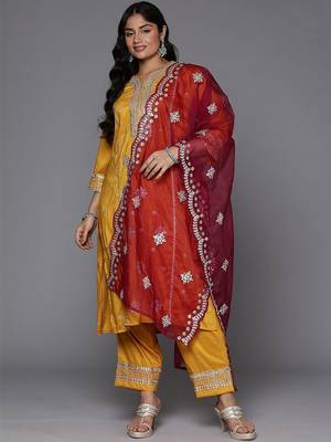 Plus Size Motifs Embroidered Regular Kurta with Trousers & With Dupatta 4