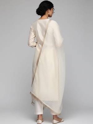 Women Embroidered Regular Thread Work Kurta with Trousers & With Dupatta 2