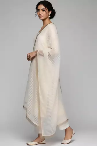 Women Embroidered Regular Thread Work Kurta with Trousers & With Dupatta