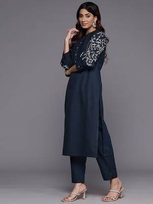 Women Floral Embroidered Regular Thread Work Kurta with Trousers 5