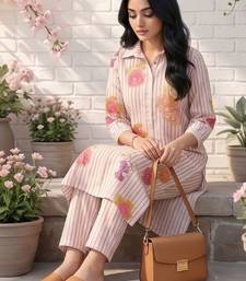 Women Floral Printed Regular Chanderi Silk Kurta with Trousers