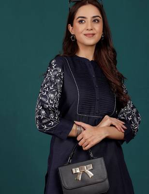 Women Regular Thread Work Kurta with Trousers 2