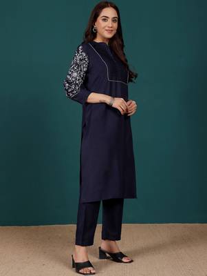 Women Regular Thread Work Kurta with Trousers 4