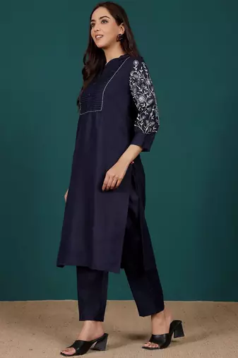Women Regular Thread Work Kurta with Trousers