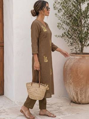 Women Animal Printed Regular Kurta with Trousers 2