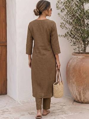 Women Animal Printed Regular Kurta with Trousers 3