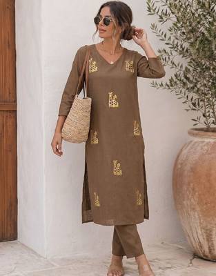 Women Animal Printed Regular Kurta with Trousers 4