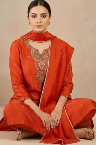 Women Embroidered Regular Thread Work Kurta with Trousers & With Dupatta