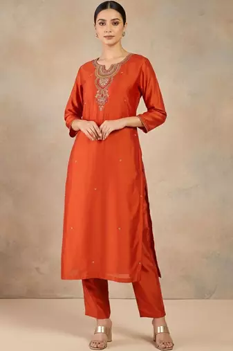 Women Embroidered Regular Thread Work Kurta with Trousers & With Dupatta
