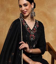 Women Floral Yoke Design Regular Kurta with Trousers & With Dupatta