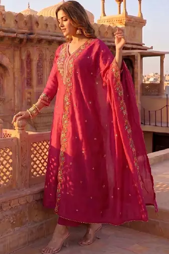 Women Floral Embroidered Regular Thread Work Kurta with Trousers & With Dupatta