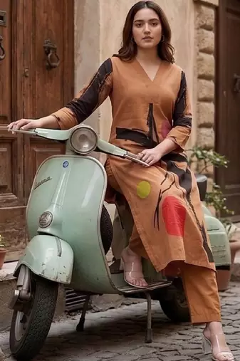 Women Printed Regular Kurta with Trousers