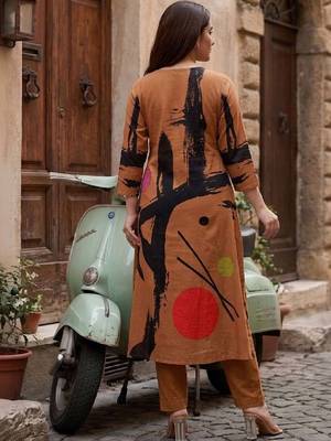Women Printed Regular Kurta with Trousers 6