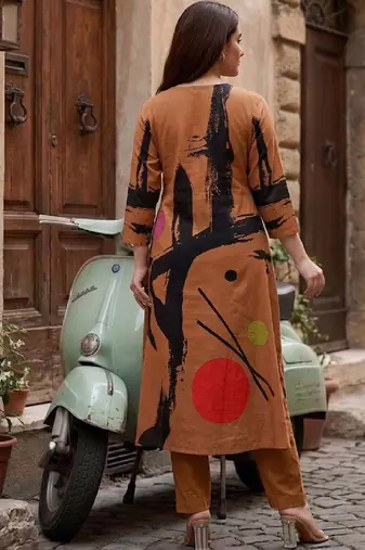 Women Printed Regular Kurta with Trousers