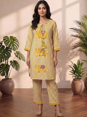 Women Ethnic Motifs Striped thread work tassel detailing Kurta with Trousers 5