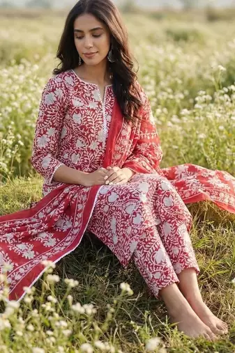 Women Floral Printed Regular Kurta with Trousers & With Dupatta